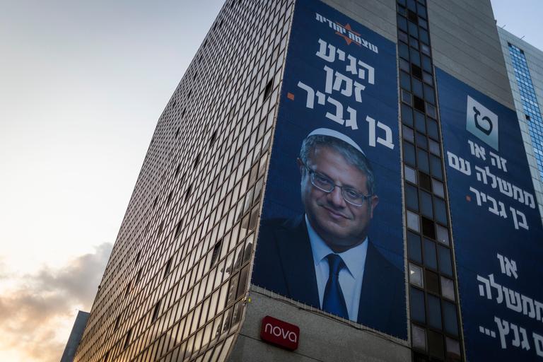 Der israelische Politiker Itamar Ben-Gvir ist auf einem Wahlplakat an einer Hauswand in Israel zu sehen Der israelische Politiker Itamar Ben-Gvir ist auf einem Wahlplakat an einer Hauswand in Israel zu sehen